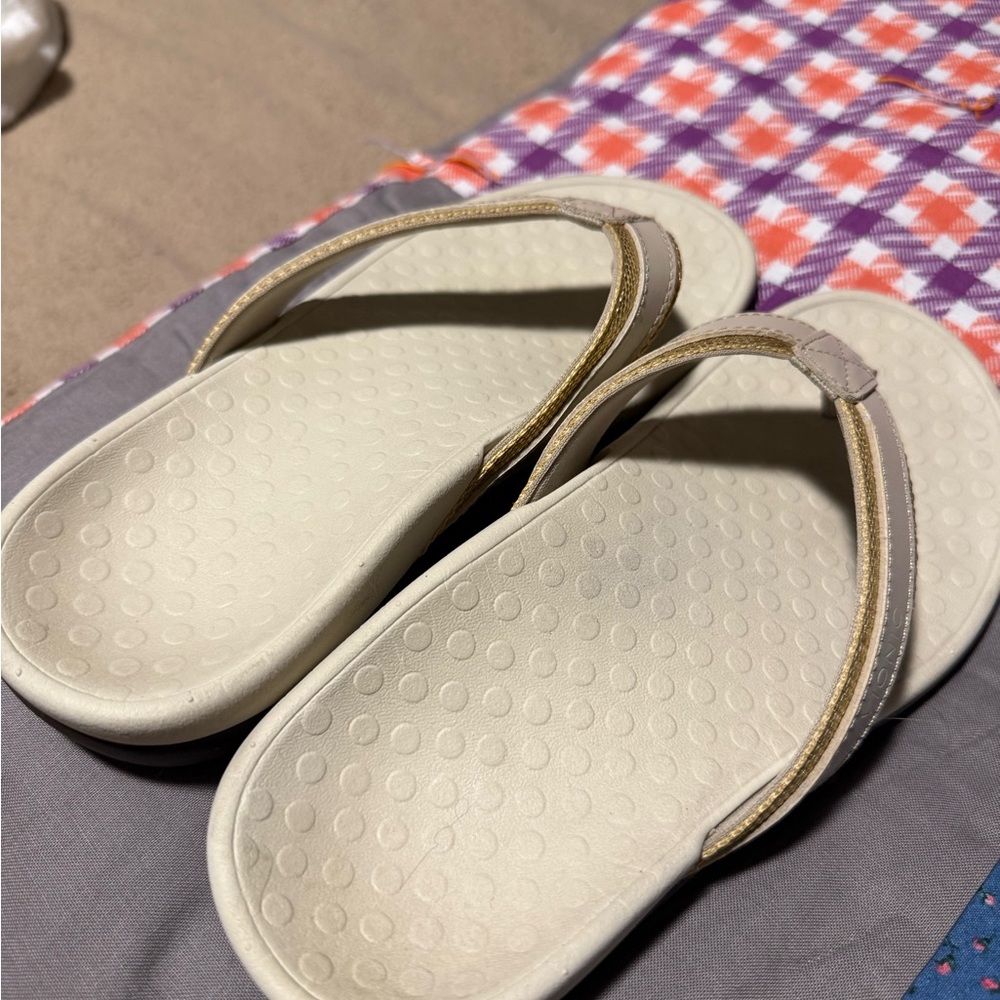 Vionic Cream and Gold Women's Sandals - Picture 2 of 4